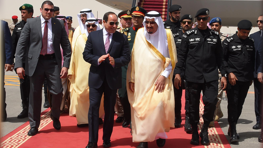 وصول الرئيس عبد الفتاح السيسي إلى الرياض وكان في استقباله الملك سلمان بن عبد العزيز وصول الرئيس عبد الفتاح السيسي إلى الرياض وكان في استقباله الملك سلمان بن عبد العزيز
