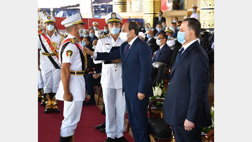 الرئيس عبد الفتاح السيسي يشهد حفل تخرج دفعة جديدة من طلبة كلية الشرطة الرئيس عبد الفتاح السيسي يشهد حفل تخرج دفعة جديدة من طلبة كلية الشرطة