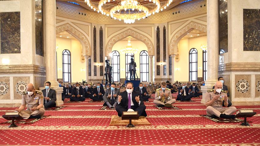 الرئيس عبد الفتاح السيسي يؤدي صلاة الجمعة بمسجد المشير طنطاوی ويلتقي عدد من كبار قادة القوات المسلحة الرئيس عبد الفتاح السيسي يؤدي صلاة الجمعة بمسجد المشير طنطاوی ويلتقي عدد من كبار قادة القوات المسلحة