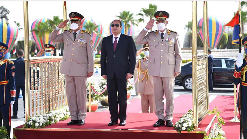 الرئيس عبد الفتاح السيسي يضع إكليلًا من الزهور على قبر الجندي المجهول الرئيس عبد الفتاح السيسي يضع إكليلًا من الزهور على قبر الجندي المجهول