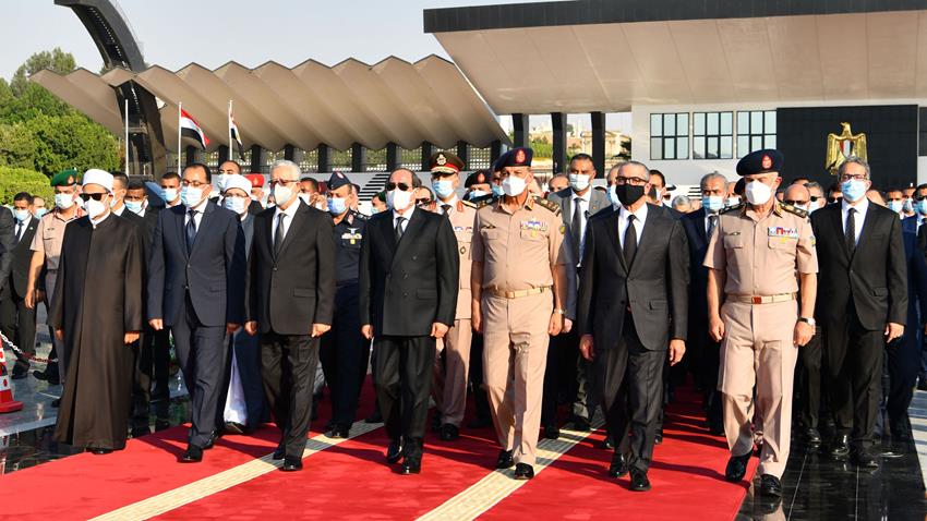 الرئيس عبد الفتاح السيسي يتقدم جنازة السيدة جيهان السادات قرينة الرئيس الراحل محمد أنور السادات الرئيس عبد الفتاح السيسي يتقدم جنازة السيدة جيهان السادات قرينة الرئيس الراحل محمد أنور السادات
