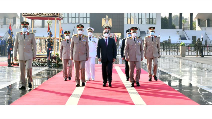 الرئيس عبد الفتـاح السيسي يضع إكليلًا من الزهـور علـى قبر الجندي المجهـول الرئيس عبد الفتـاح السيسي يضع إكليلًا من الزهـور علـى قبر الجندي المجهـول