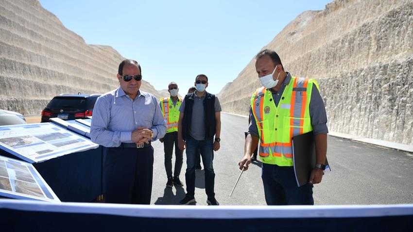 الرئيس عبد الفتاح السيسي يتفقد العمل بامتداد طريق وصلة أم القمر الرئيس عبد الفتاح السيسي يتفقد العمل بامتداد طريق وصلة أم القمر