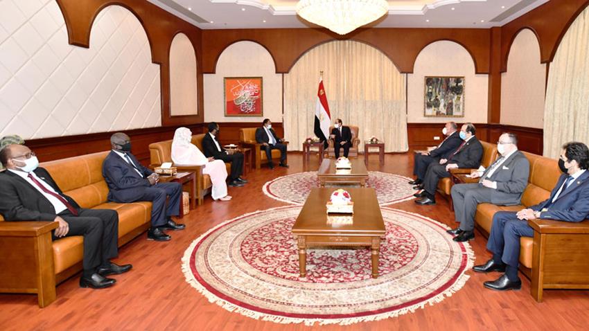 الرئيس عبد الفتاح السيسي يلتقي رئيس وزراء الجمهورية السودانية