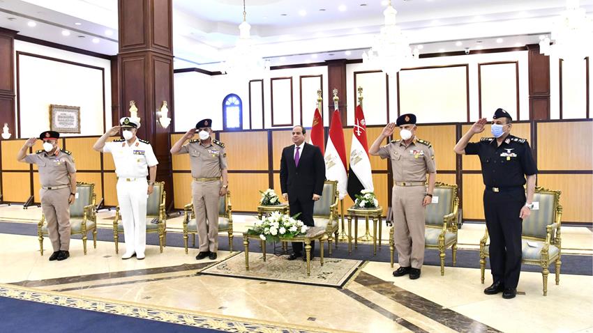 الرئيس عبد الفتاح السيسي يؤدي صلاة الجمعة بمسجد المشير طنطاوی ويلتقي عدد من كبار قادة القوات المسلحة