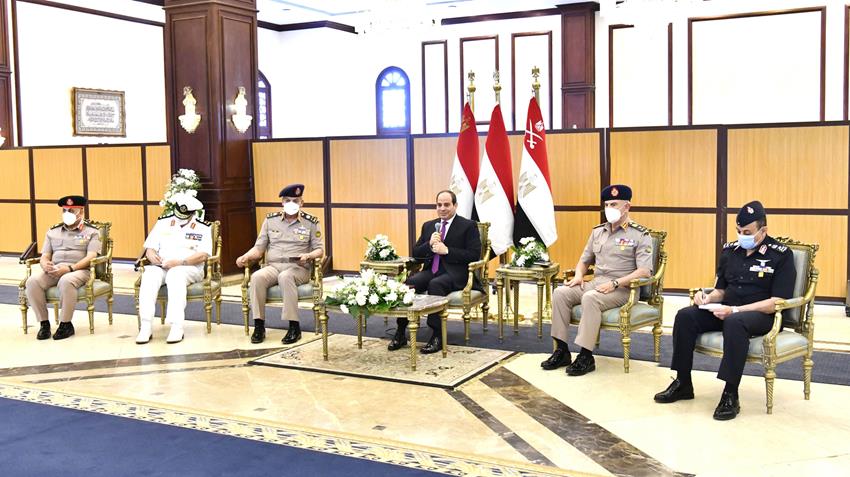 الرئيس عبد الفتاح السيسي يؤدي صلاة الجمعة بمسجد المشير طنطاوی ويلتقي عدد من كبار قادة القوات المسلحة