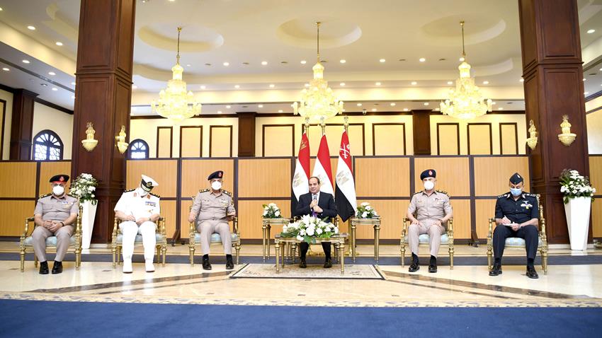 الرئيس عبد الفتاح السيسي يؤدي صلاة الجمعة بمسجد المشير طنطاوی ويلتقي عدد من كبار قادة القوات المسلحة