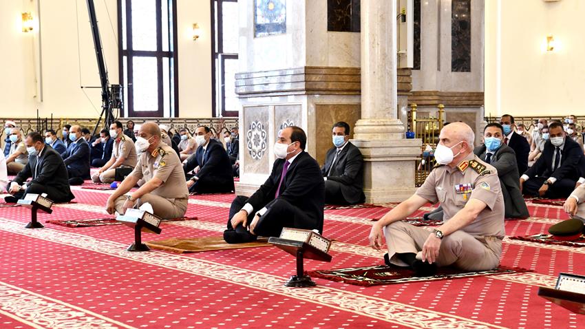 الرئيس عبد الفتاح السيسي يؤدي صلاة الجمعة بمسجد المشير طنطاوی ويلتقي عدد من كبار قادة القوات المسلحة
