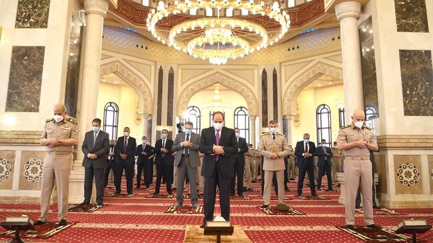 الرئيس عبد الفتاح السيسي يؤدي صلاة الجمعة بمسجد المشير طنطاوی ويلتقي عدد من كبار قادة القوات المسلحة