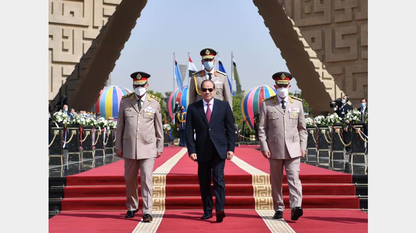 الرئيس عبد الفتاح السيسي يضع إكليلًا من الزهور على قبر الجندي المجهول