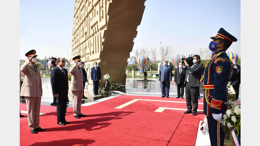 الرئيس عبد الفتاح السيسي يضع إكليلًا من الزهور على قبر الجندي المجهول