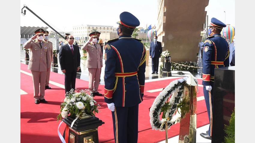 الرئيس عبد الفتاح السيسي يضع إكليلًا من الزهور على قبر الجندي المجهول