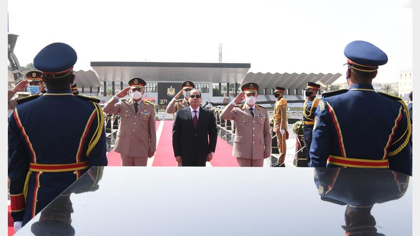 الرئيس عبد الفتاح السيسي يضع إكليلًا من الزهور على قبر الجندي المجهول