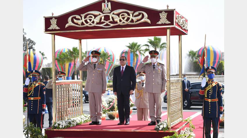الرئيس عبد الفتاح السيسي يضع إكليلًا من الزهور على قبر الجندي المجهول