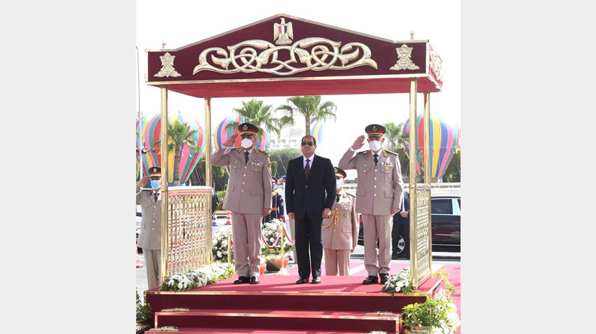 الرئيس عبد الفتاح السيسي يضع إكليلًا من الزهور على قبر الجندي المجهول