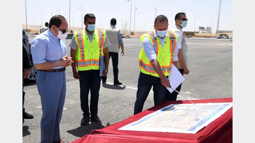 الرئيس عبد الفتاح السيسي يقوم بجولة تفقدية لبعض قطاعات الطريق الدائري الأوسطي
