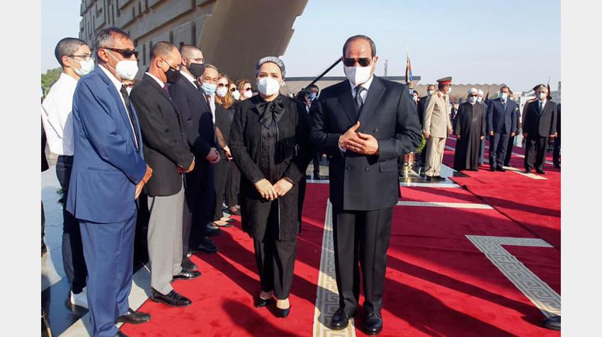 الرئيس عبد الفتاح السيسي والسيدة قرينته يقدمان واجب العزاء في وفاة السيدة جيهان السادات