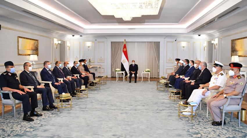 الرئيس عبد الفتاح السيسي يجتمع برئيس مجلس الوزراء وعددًا من السادة الوزراء وكبار رجال الدولة