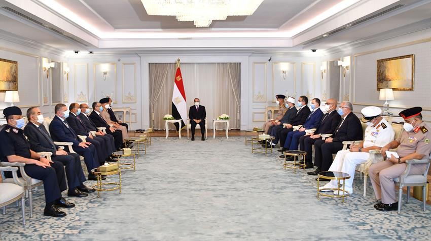 الرئيس عبد الفتاح السيسي يجتمع برئيس مجلس الوزراء وعددًا من السادة الوزراء وكبار رجال الدولة
