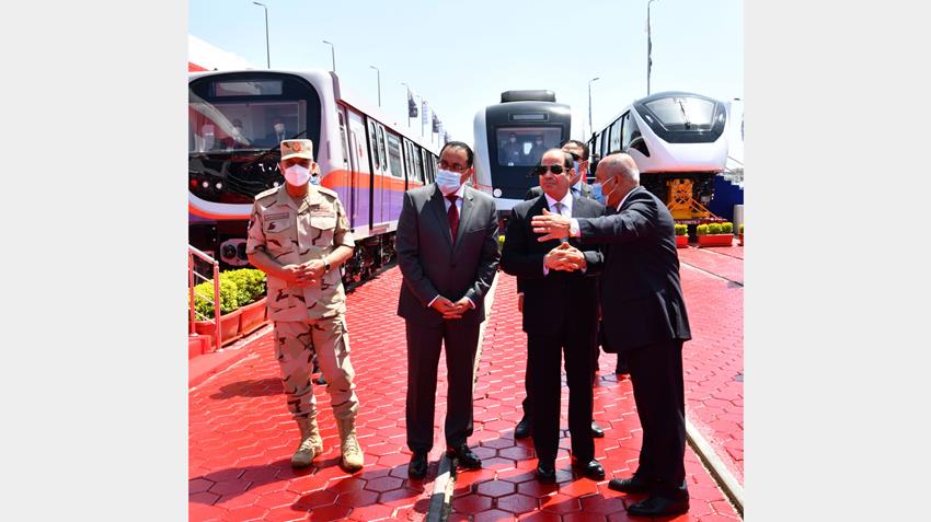 الرئيس عبد الفتاح السيسي يتفقد عربات القطارات الجديدة بميناء الإسكندرية