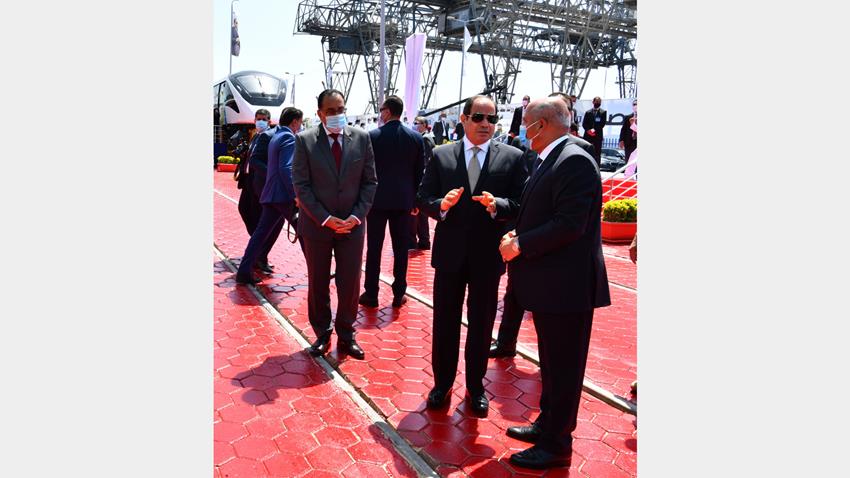 الرئيس عبد الفتاح السيسي يتفقد عربات القطارات الجديدة بميناء الإسكندرية