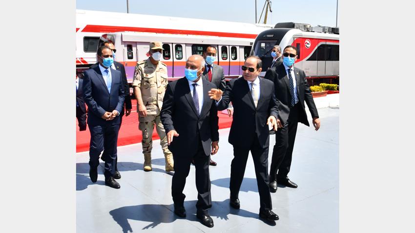 الرئيس عبد الفتاح السيسي يتفقد عربات القطارات الجديدة بميناء الإسكندرية