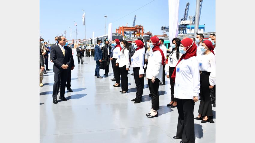 الرئيس عبد الفتاح السيسي يتفقد عربات القطارات الجديدة بميناء الإسكندرية