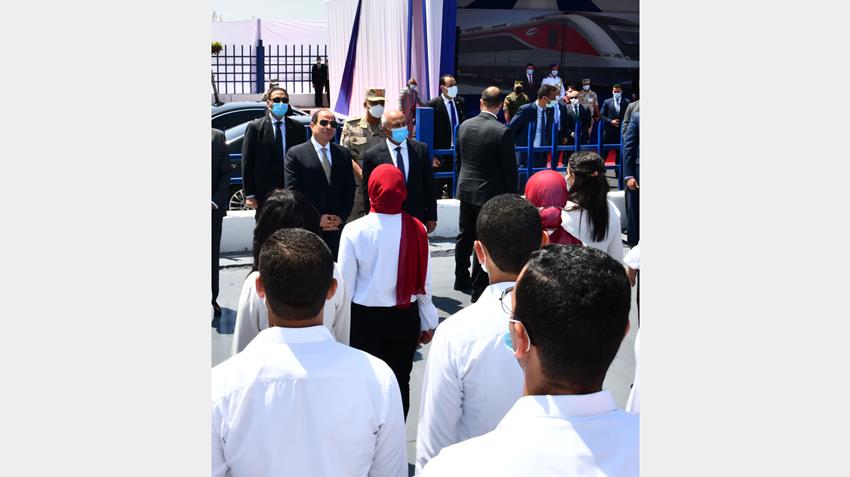 الرئيس عبد الفتاح السيسي يتفقد عربات القطارات الجديدة بميناء الإسكندرية