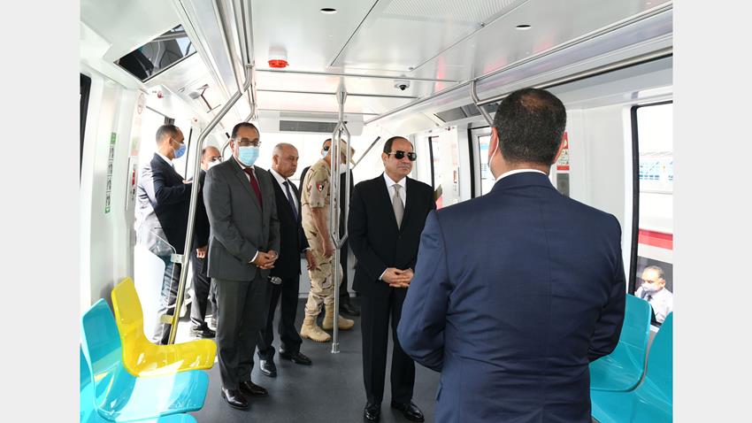 الرئيس عبد الفتاح السيسي يتفقد عربات القطارات الجديدة بميناء الإسكندرية