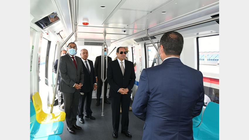 الرئيس عبد الفتاح السيسي يتفقد عربات القطارات الجديدة بميناء الإسكندرية