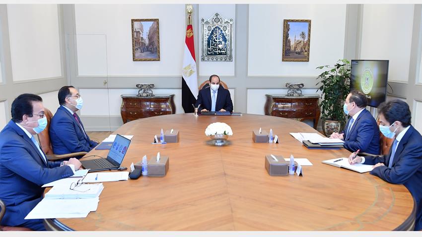 الرئيس عبد الفتاح السيسي يجتمع برئيس مجلس الوزراء ووزيري البترول والتعليم العالي