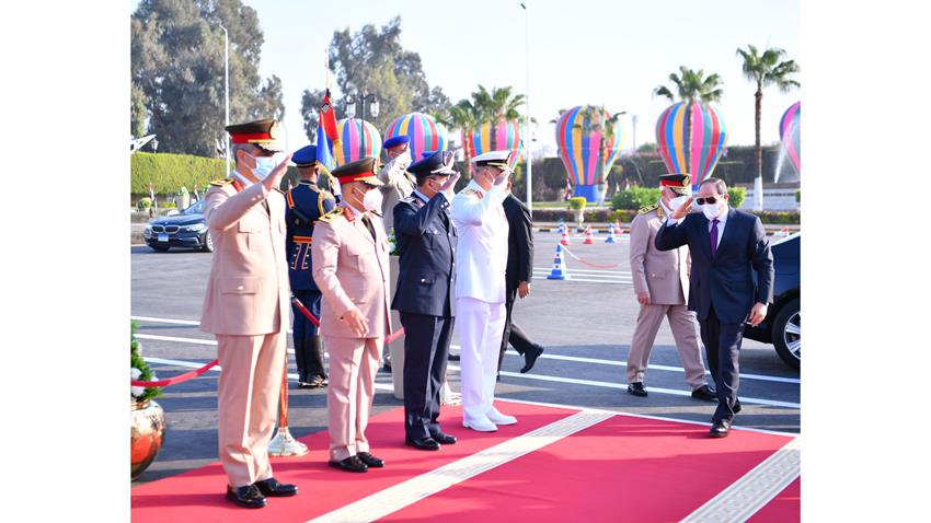 الرئيس عبد الفتـاح السيسي يضع إكليلًا من الزهـور علـى قبر الجندي المجهـول