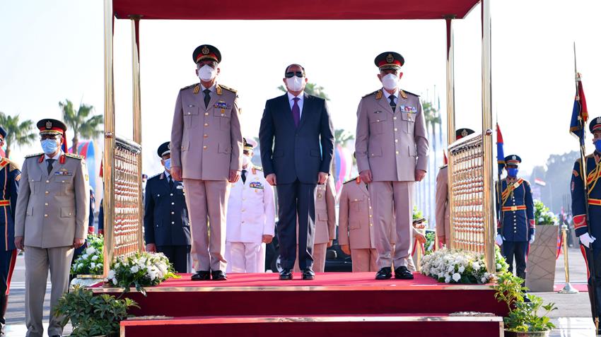 الرئيس عبد الفتـاح السيسي يضع إكليلًا من الزهـور علـى قبر الجندي المجهـول
