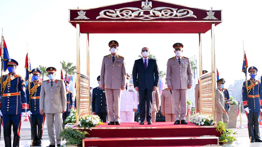 الرئيس عبد الفتـاح السيسي يضع إكليلًا من الزهـور علـى قبر الجندي المجهـول