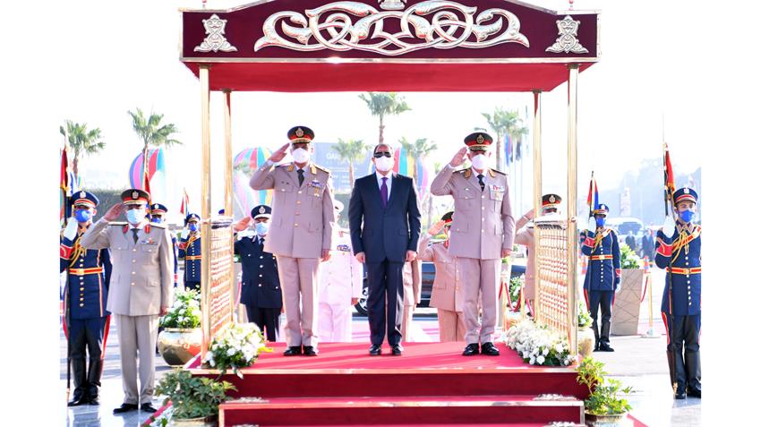 الرئيس عبد الفتـاح السيسي يضع إكليلًا من الزهـور علـى قبر الجندي المجهـول
