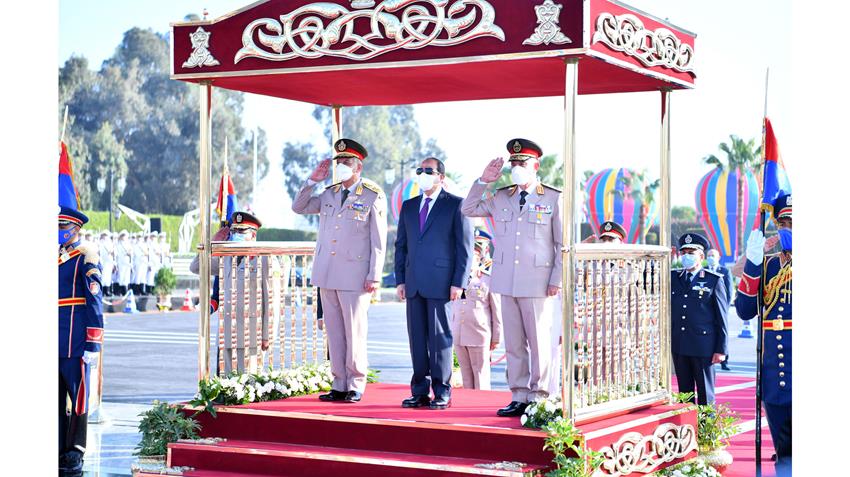 الرئيس عبد الفتـاح السيسي يضع إكليلًا من الزهـور علـى قبر الجندي المجهـول