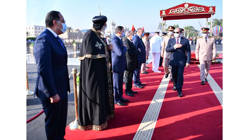 الرئيس عبد الفتـاح السيسي يضع إكليلًا من الزهـور علـى قبر الجندي المجهـول