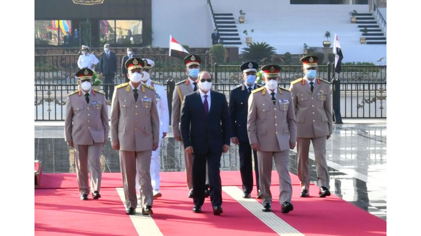 الرئيس عبد الفتـاح السيسي يضع إكليلًا من الزهـور علـى قبر الجندي المجهـول