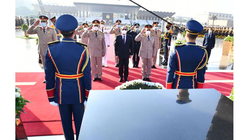 الرئيس عبد الفتـاح السيسي يضع إكليلًا من الزهـور علـى قبر الجندي المجهـول