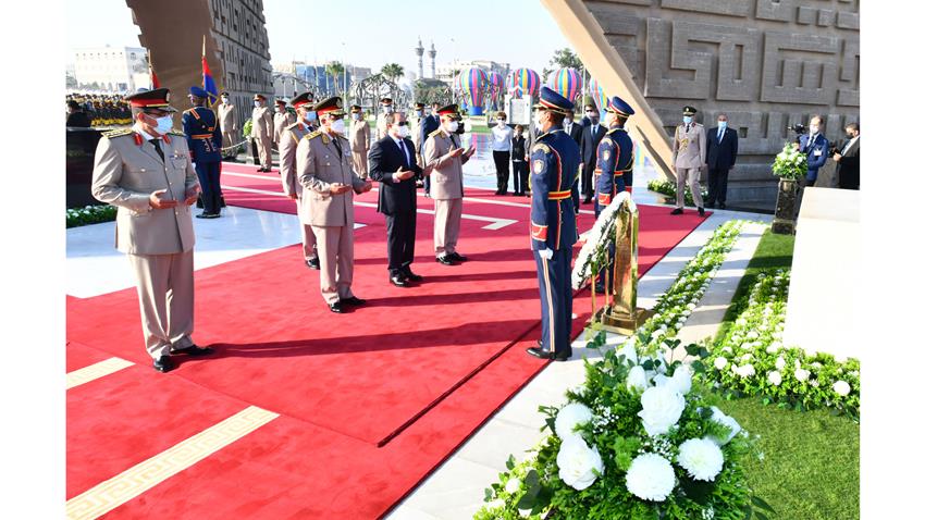الرئيس عبد الفتـاح السيسي يضع إكليلًا من الزهـور علـى قبر الجندي المجهـول