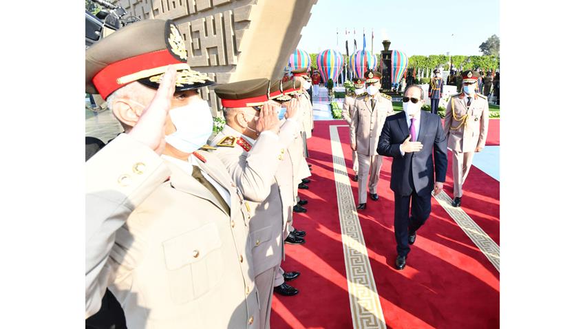 الرئيس عبد الفتـاح السيسي يضع إكليلًا من الزهـور علـى قبر الجندي المجهـول