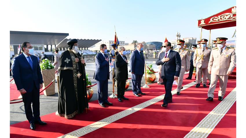 الرئيس عبد الفتـاح السيسي يضع إكليلًا من الزهـور علـى قبر الجندي المجهـول