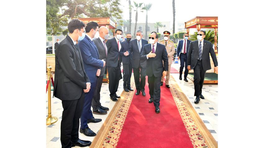 الرئيس عبد الفتـاح السيسي يضع إكليلًا من الزهـور علـى قبر الجندي المجهـول