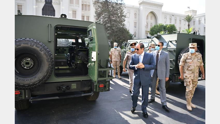 الرئيس عبد الفتاح السيسي يتفقد عدد من المركبات المدرعة المطورة من قبل القوات المسلحة