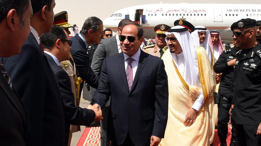 وصول الرئيس عبد الفتاح السيسي إلى الرياض وكان في استقباله الملك سلمان بن عبد العزيز
