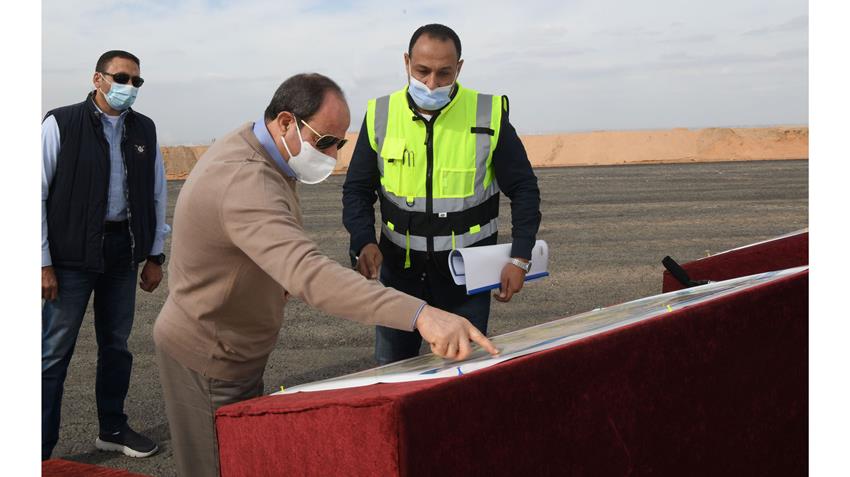 الرئيس عبد الفتاح السيسي يتفقد سير الأعمال الجارية بعدد من مشروعات شبكة الطرق الجديدة