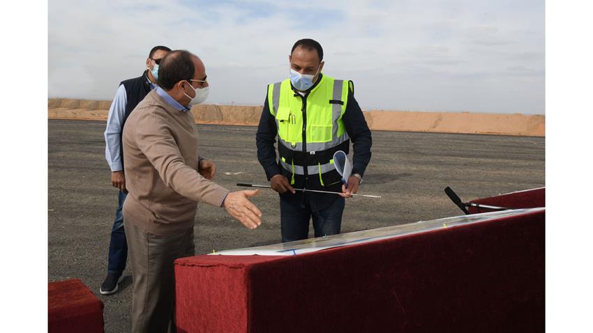 الرئيس عبد الفتاح السيسي يتفقد سير الأعمال الجارية بعدد من مشروعات شبكة الطرق الجديدة