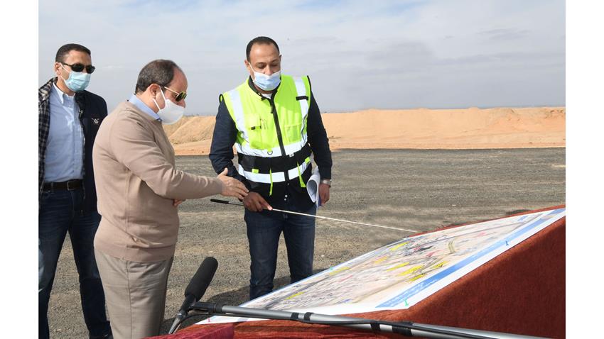 الرئيس عبد الفتاح السيسي يتفقد سير الأعمال الجارية بعدد من مشروعات شبكة الطرق الجديدة