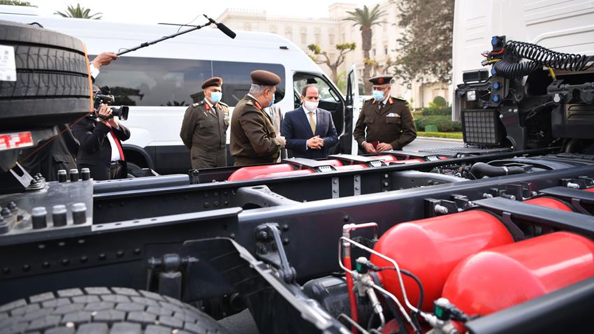 الرئيس عبد الفتاح السيسي يتفقد عدد من المركبات متعددة الاستخدام