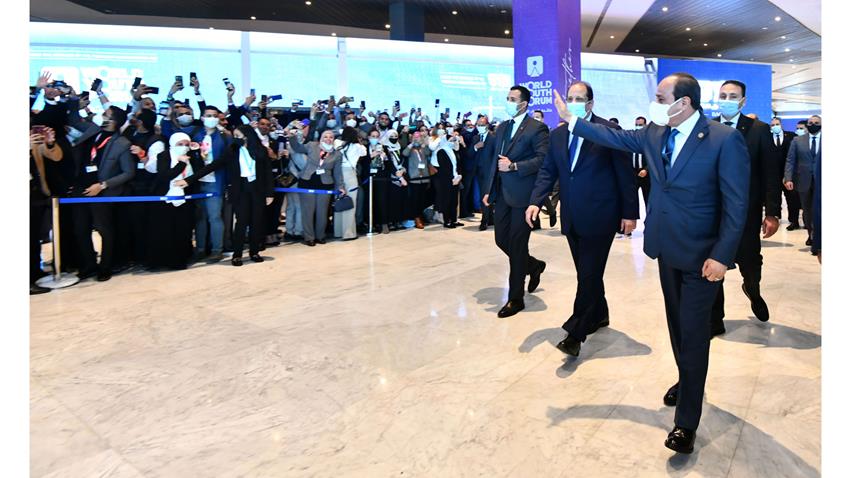 الرئيس عبد الفتاح السيسي يتفقد مكاتب رواد الأعمال ومعرض أبناء سيناء وتراثنا ومتحف حياة كريمة